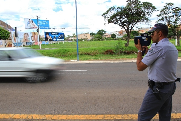 Policial militar controla aparelho de fiscalização eletrônica de veículos na avenida Ismael Alonso y Alonso 